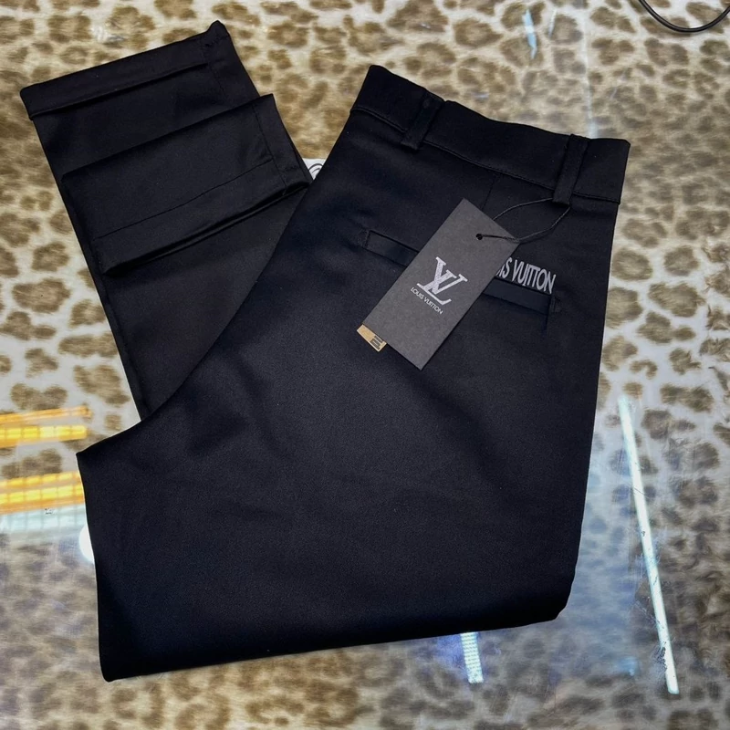 Haj7B1YaSQDrBPrhclzN1aRfX8P1rdLqxPtinHUfO2tKffW4ta.jpg_800X800X70 شلوار دمپا پاکتی مشکی اعلا - Image 1